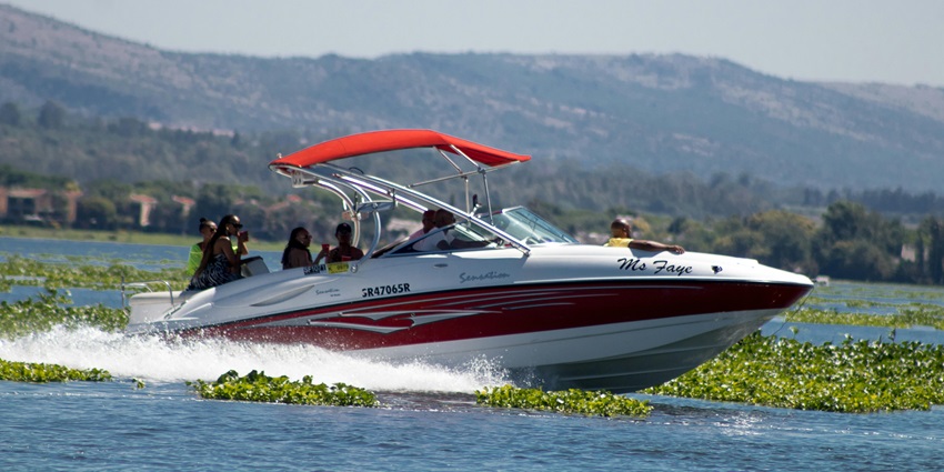 Speed Boat Rides offers a thrilling boat experience racing across waves at high speed.