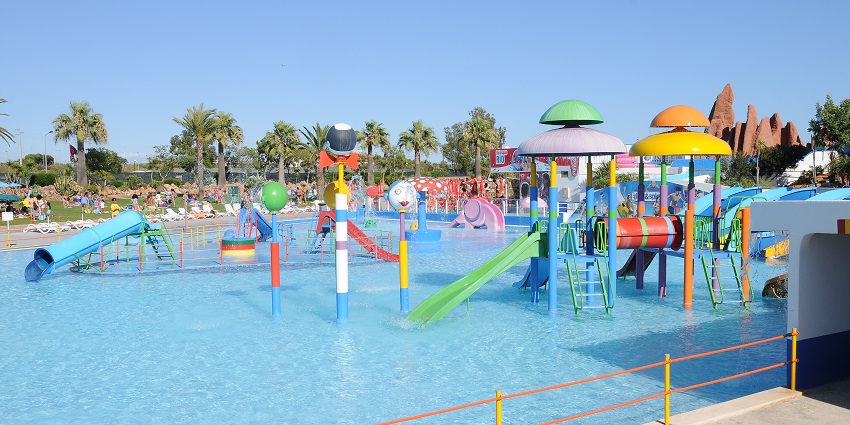 The Gandhidham water parks include kids’ pool and water activities.
