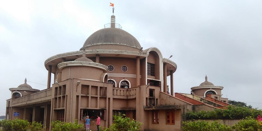 Image of a sai temple surrounded by the beautiful garden and trees