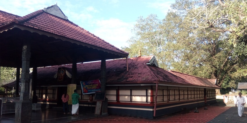 A picture of a traditional Hindu temple in Pathanamthitta with a typical Kerala architecture