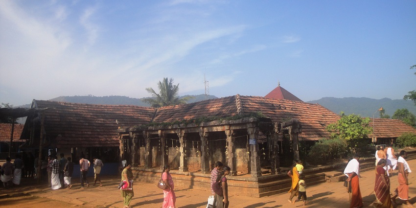 A picture of a temple near the Wayanad Tea Museum with devotees forming queue to worship