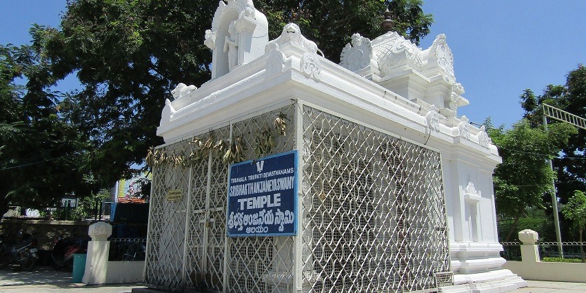 Entrance of the Sri Anjaneya temple, one of the tourist places in Eluru for pilgrims to visit