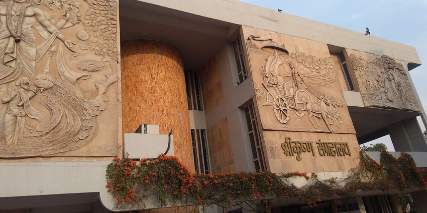 Image of Sri Krishna Sangrahalay building in Kurukshetra with historical significance