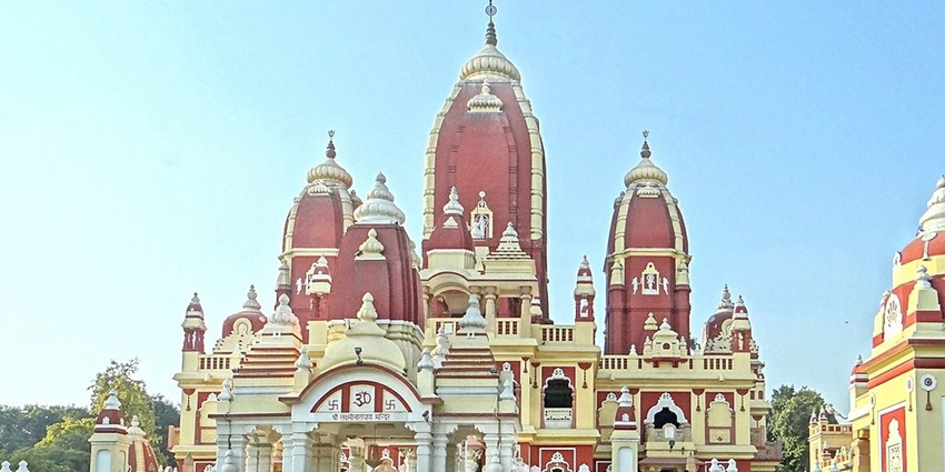A picture of a temple in Delhi with ancient architecture and intricate designs
