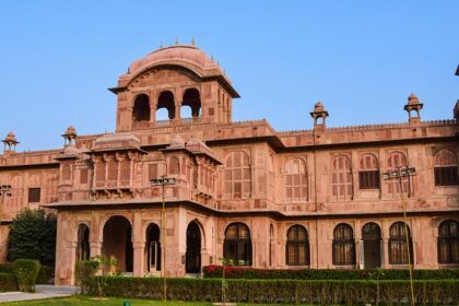 Dedicated to the great kings of Bikaner, this sprawling memorial is a great place to explore.