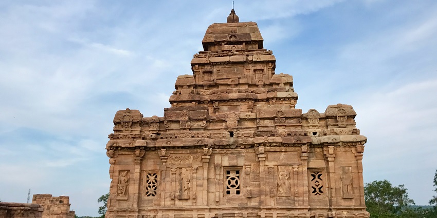 Sri Sangameswara Temple is present at the meeting point of the two rivers, Krishna and Tungabhadra rivers.