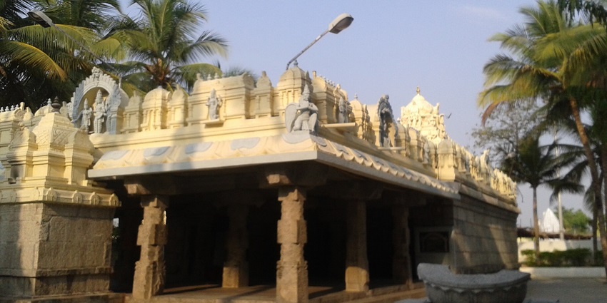 Sri Varasidhi Vinayaka Swamy Temple has an idol of Lord Ganesha which grows in size.