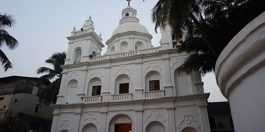 St. Alex Church displays an elaborate facade with complex and baroque-style interiors.