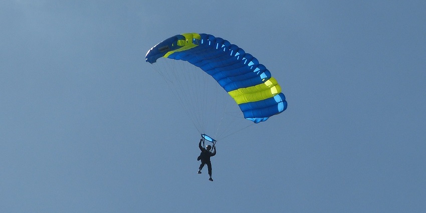 Static Line Jump is for beginners who wish to experience a thrill while having safety.