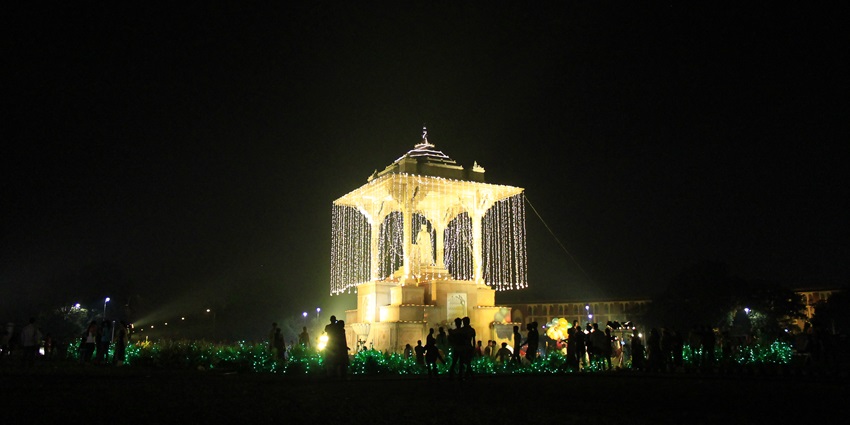 Statue Circle near Moti Doongri Fort with Sawai Jai Singh statue and an evening hangout spot.