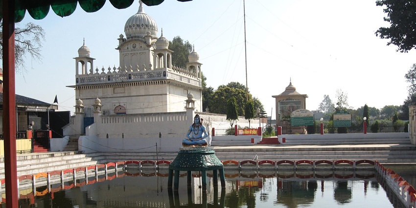 Image of Sthaneshwar mahadev mandir on water - Places to visit in Kurukshetra