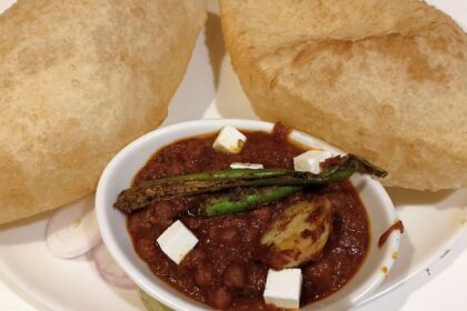 Chole bhature is one of the most authentic and fulfilling street food in Hauz Khas