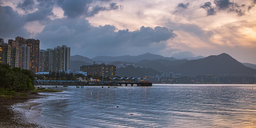 Cherish some spellbinding views while walking along the Marine Drive after sunset.