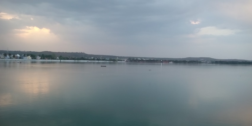 A view of the Lakha Banjara Lake in Sagar, Madhya Pradesh from the Shaheed Abdul Gani Park.