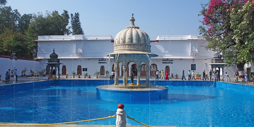 Saheliyon Ki Bari in Udaipur, a beautiful garden with fountains and pavilions, ideal for a peaceful visit.