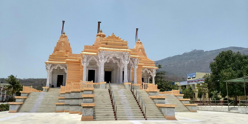 Sudama Mandir is one of the best ancient attractions to explore near Jambuvan Caves.