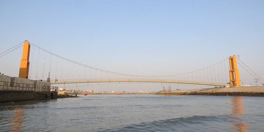 A view of Sudama Setu hanging over Gomti River.