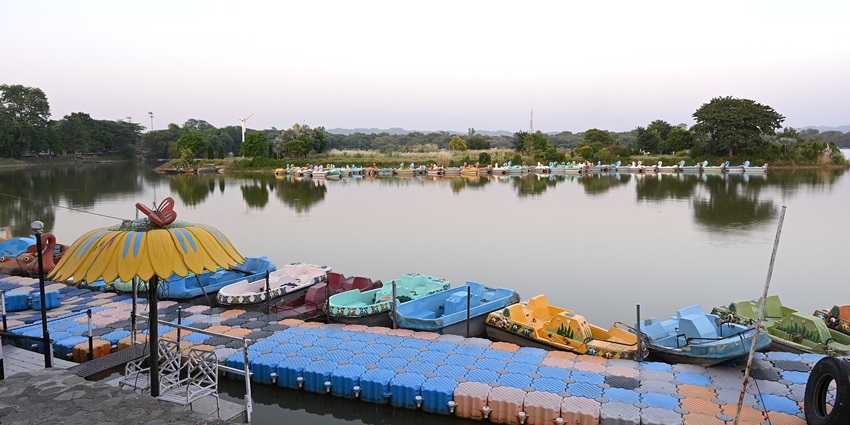 One of the places to visit in Chandigarh with friends, Sukhna Lake during sunset.