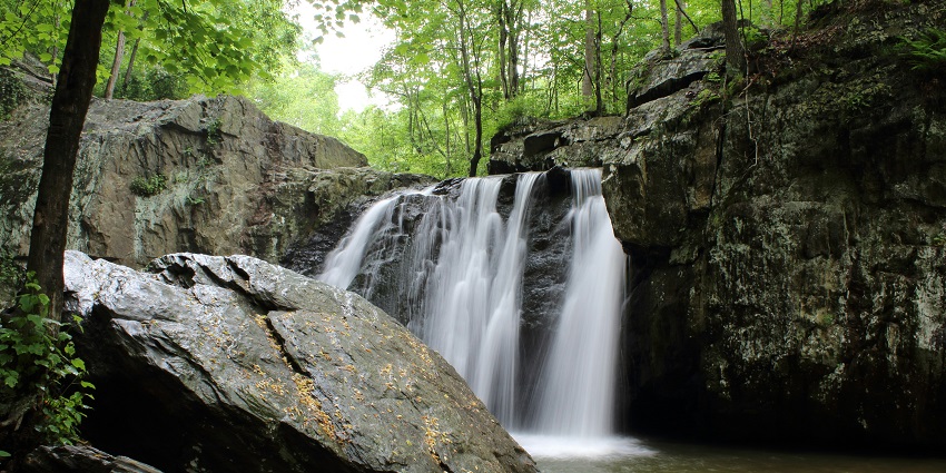 A photo of a waterfall that resembles Madhya Pradesh's Sultan Garh Waterfalls in Shivpuri.