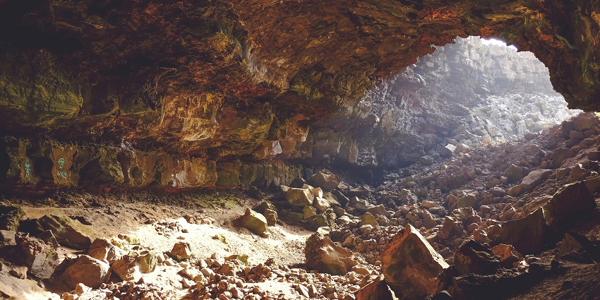 A scenic glimpse of the rocky terrains inside the famous Sung Sot Cave in Vietnam.