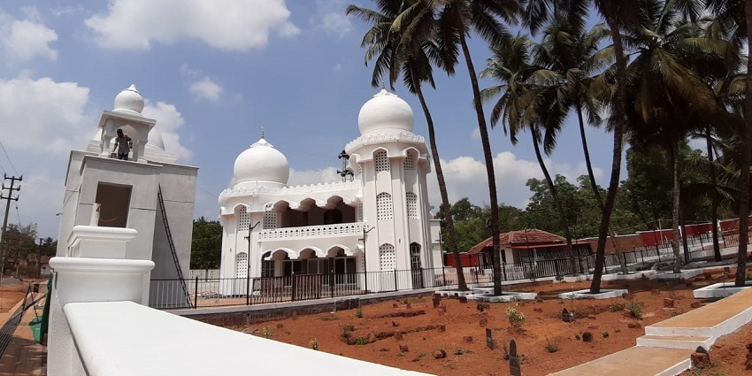 The Sunni Khwaja Masjid is a highly revered shrine known for its religious importance.