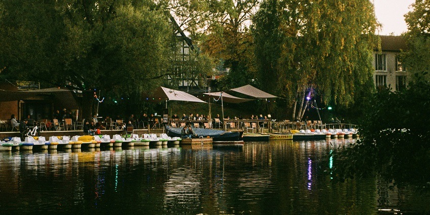 Lakeside café offers acoustic music, tranquil ambience, and fireworks for celebrations.
