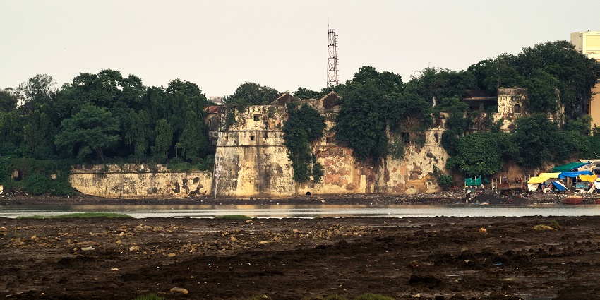 Distant view of the Surat castle taken from Tapi river