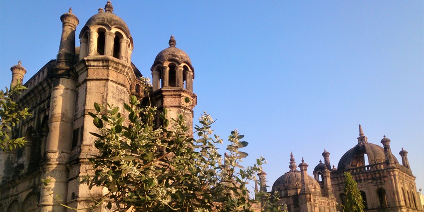 Surat Castle is one of the most amazing places to visit around the Dandi beach museum.