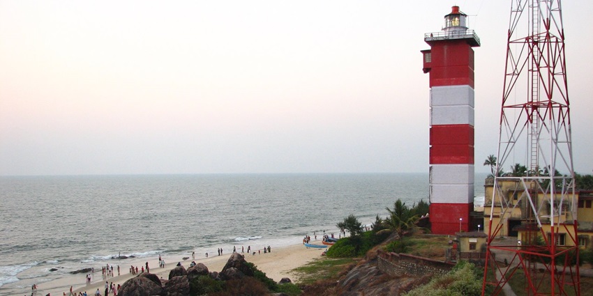 Surathkal Beach has a lighthouse that provides exhilarating views of the surroundings.
