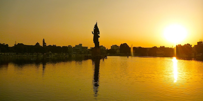 Sursagar Lake in Vadodara with statue of bhagwan Shiva during sunset. A perfect spot for Picnic