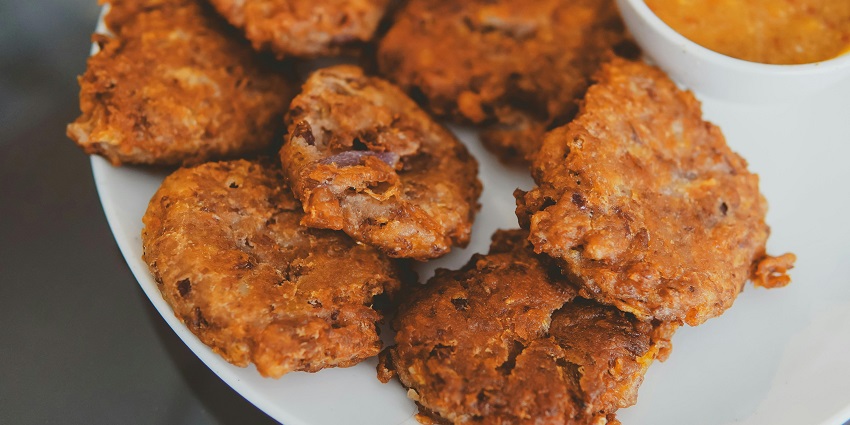 Surti Ponk deep fried until turned into crispy brown delicacies and served with chutney