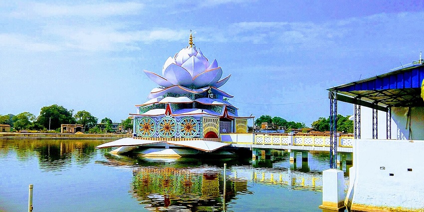 Surya Mandir in Adityapur with chariot-style architecture, stone-carved horses, and serene surroundings near Kharkhai Bridge, one of the best temples in Jamshedpur.
