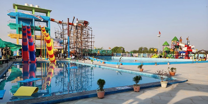 Wide angleshot of the beautiful rides and the pool filled with the water in the scenic land of Goa