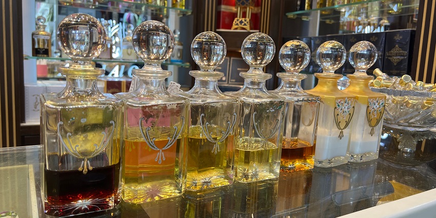 Swadeshi Sugandh offers traditional Indian perfumes, incense, and essential oils.