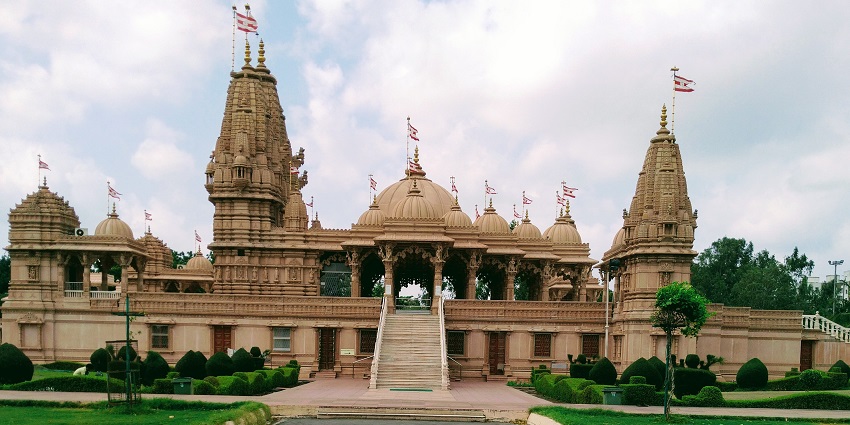 An expansive view of the Swaminarayan Temple, one of the temples in Surat