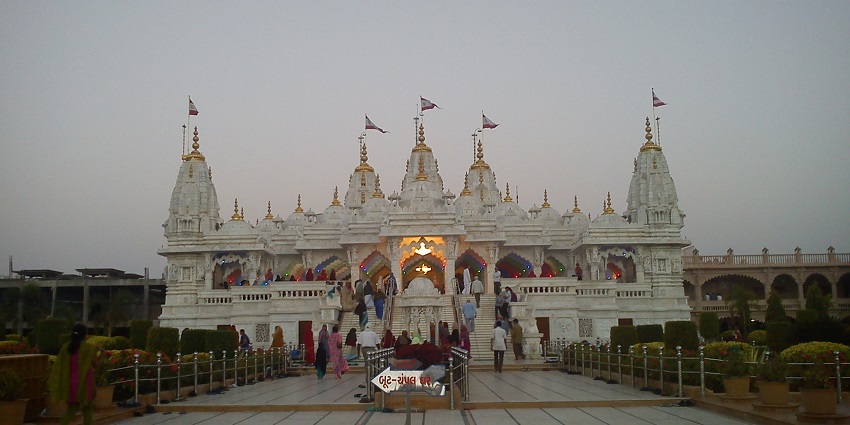 The front view of Swaminarayan Temple.