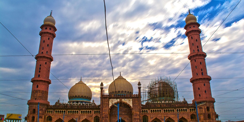 A majestic view of the Taj-ul-Masajid in Bhopal which is a historic tourist destination