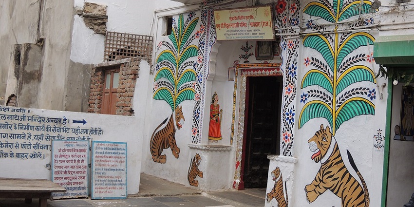 Enjoy a heritage walk through the old lanes is one of the top things to do in Nathdwara.