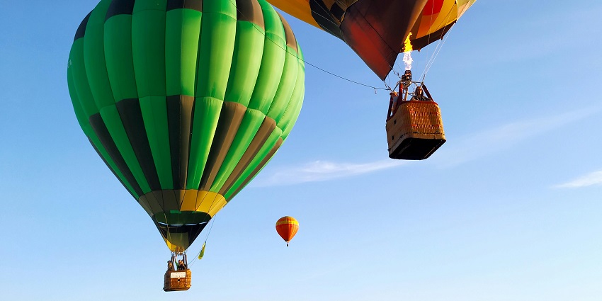 Hot air balloons soaring over Jaipur's landscape, the best thing to do in Jaipur for couples, providing a thrilling experience.