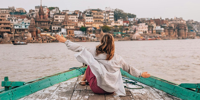 An image of a boat ride on the Narmada River depicting enjoyable things to do in Maheshwar.