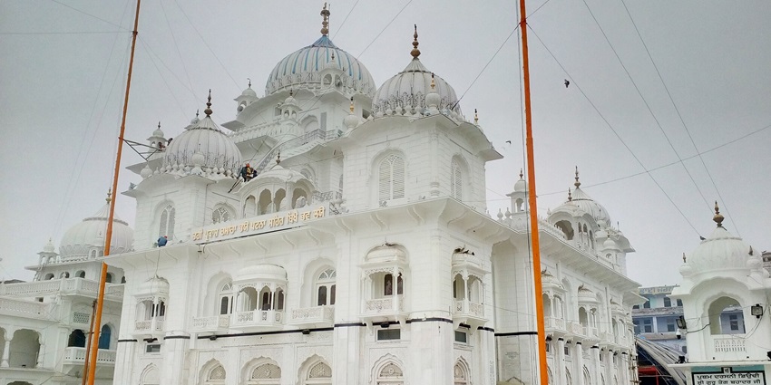 The Takht Sri Sahib is one of the famous temples in Patna for Sikh community.