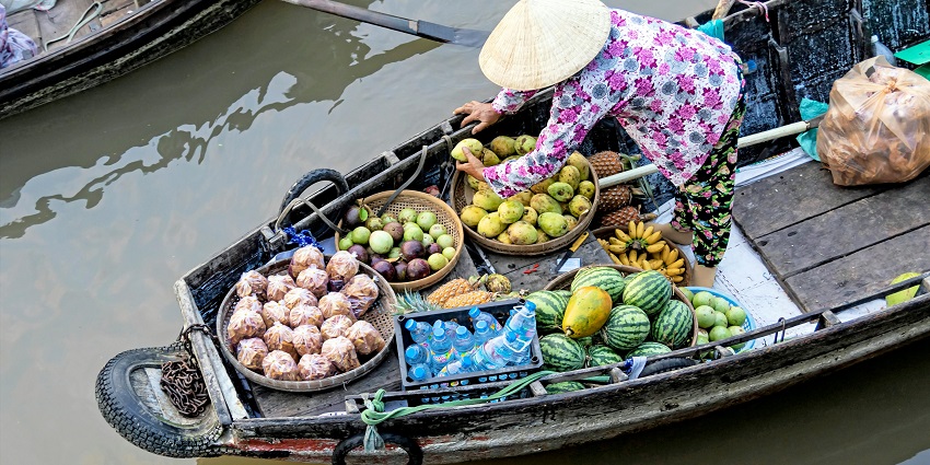 Taling Chan Floating Market is a weekend market floating on the calm waters of the city.