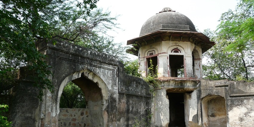 A lush Mughal-era garden with manicured lawns and historical significance, offering a peaceful retreat in Delhi.