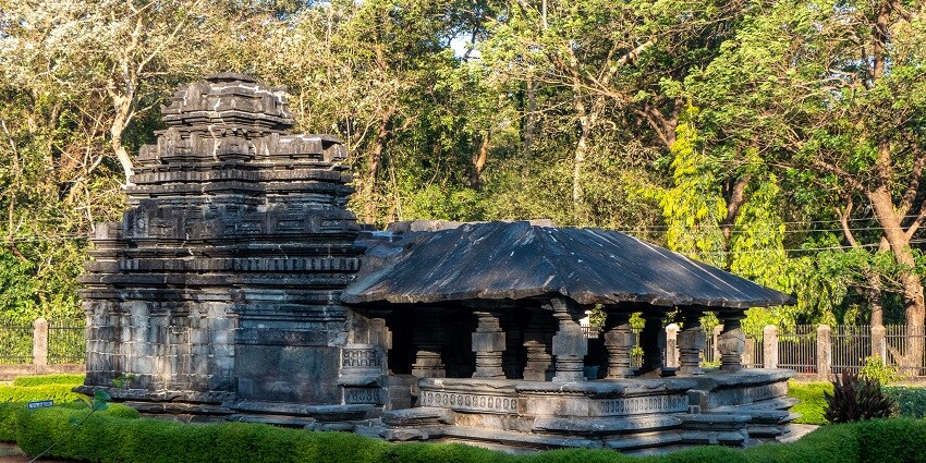 Tambdi Surla Temple is an architectural masterpiece and promises a fulfilling spiritual vacation.