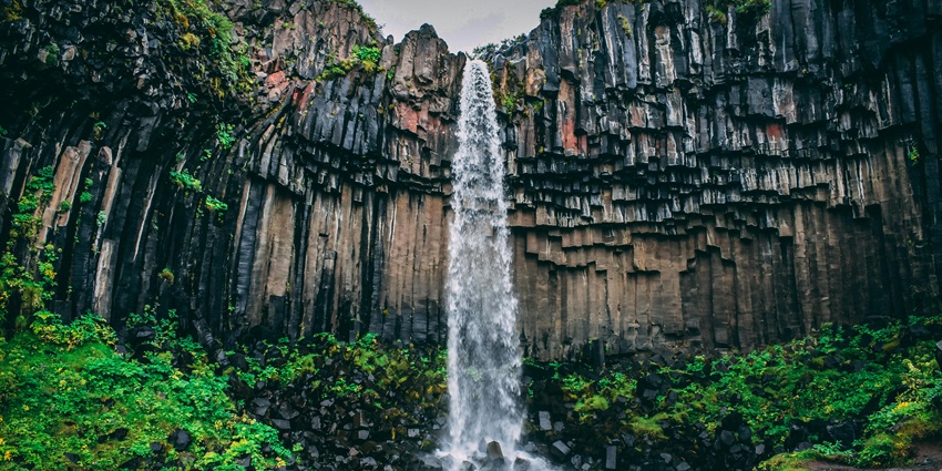 Tamra Ghoomar is one of the unique Chhattisgarh waterfalls located amid rock formations.