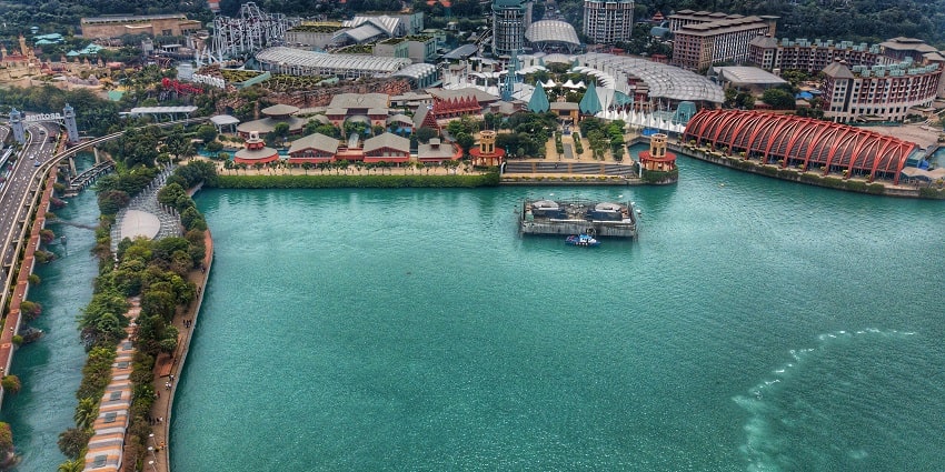 Enjoy the scenic views of Sentosa Island, a place for Singapore nightlife for singles.