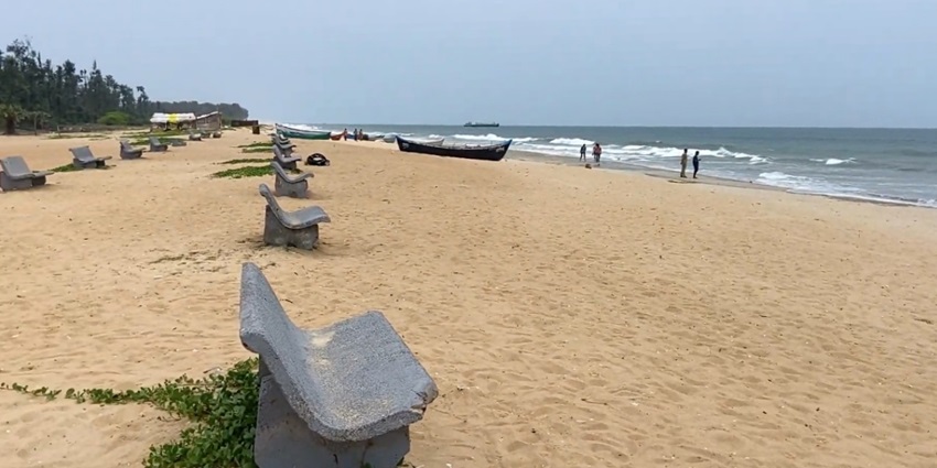 One of the beaches near Mysore is Tannirbhavi Beach with seating area.