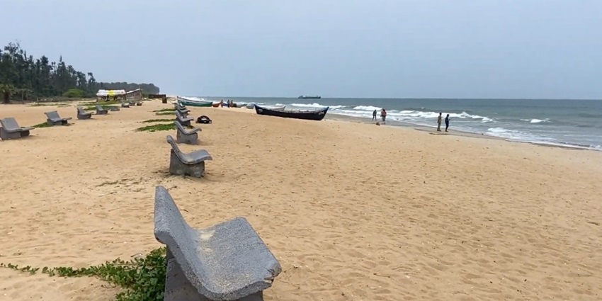 Tannirbhavi is one of the best places decked swaying palm trees along the sandy shores.