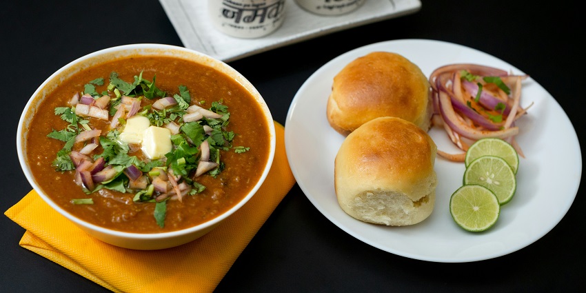 A view of the Pav Bhaji stall at the Sarafa Bazaar and trying street food are the best things to do in Ratlam.