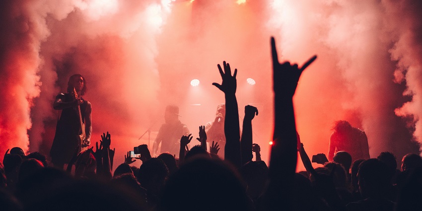 Enjoy the vibrant nightlife in the trendy clubs and beachside bars in Calangute.